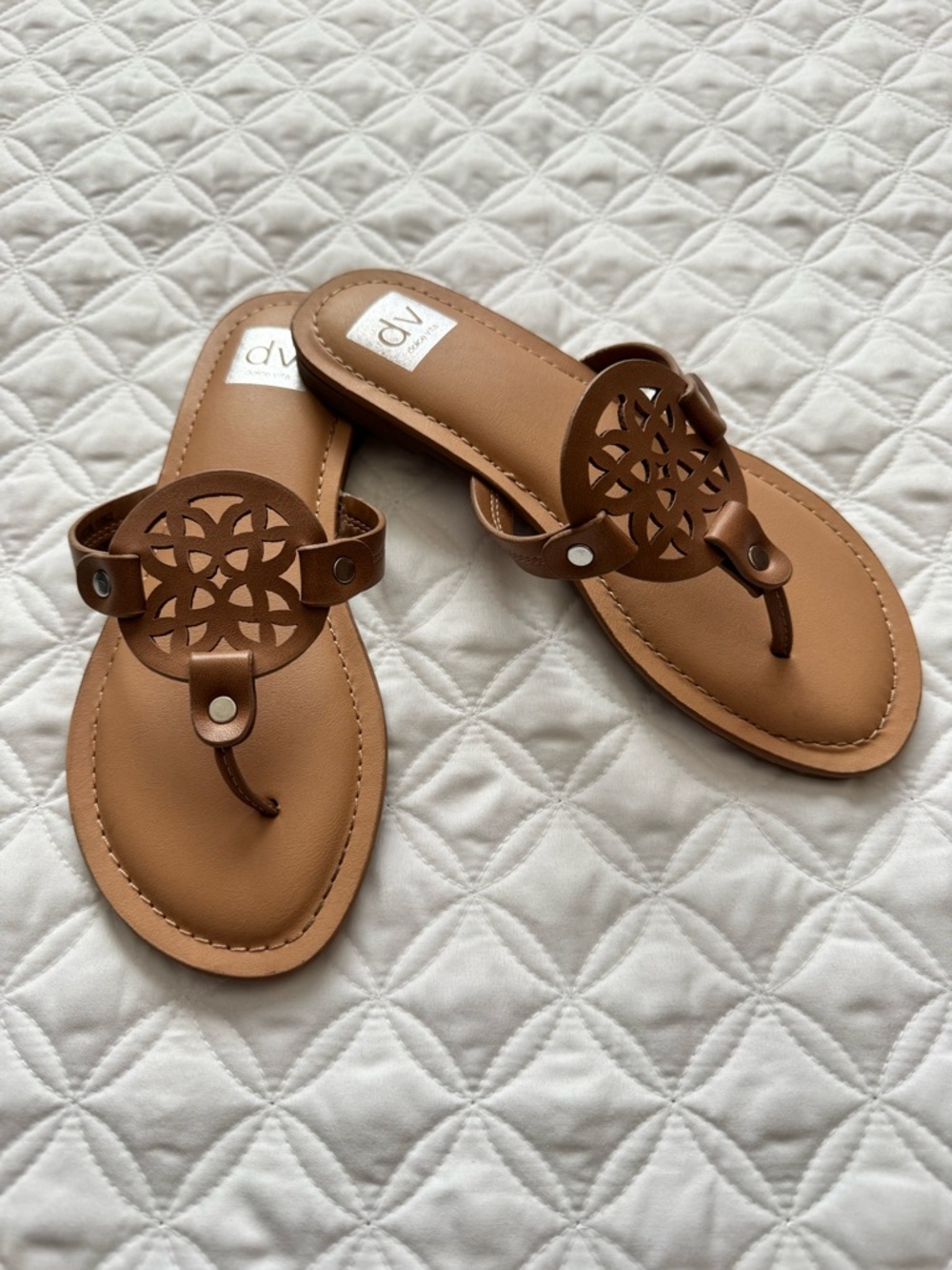 DV by Dolce Vita Candle Brown Cutout Medallion Toe-Post Sandals Size 3 - Picture 2 of 12